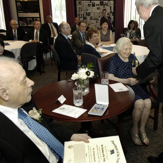 Isabella y Jerome Karle (Foto cortesía: US Naval Research Laboratory)