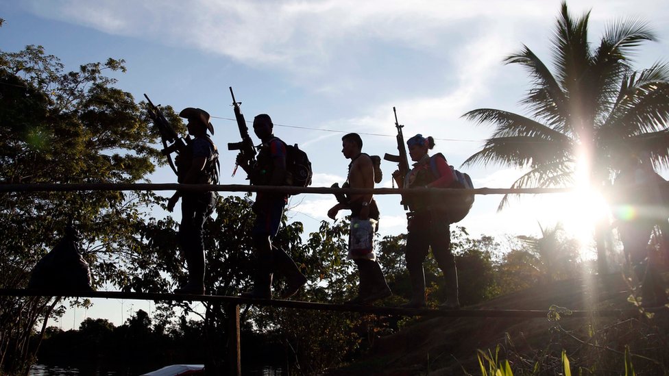Tropa de las FARC patrulla la zona del Putumayo.