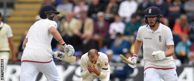 Joe Root (left) and Gary Ballance (right) take a run off Nathan Lyon (centre)