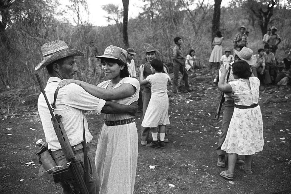Guerrilleros bailan en El Salvador.