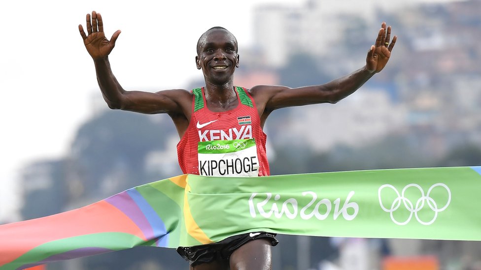Eliud Kipchoge ganando el maratón de Río 2016.