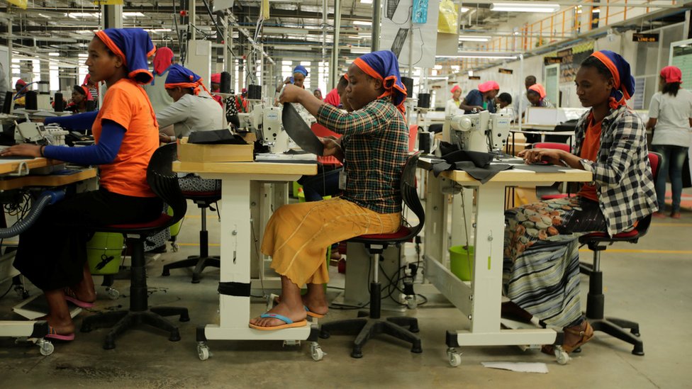 عمال يخيطون ملابس في مصنع نسيج جنوبي إثيوبيا بالمجمع الصناعي في منطقة هاواسا الجمعة. هذه الملابس مخصصة لبعض الشركات الرائدة في مجال تصميم الأزياء.