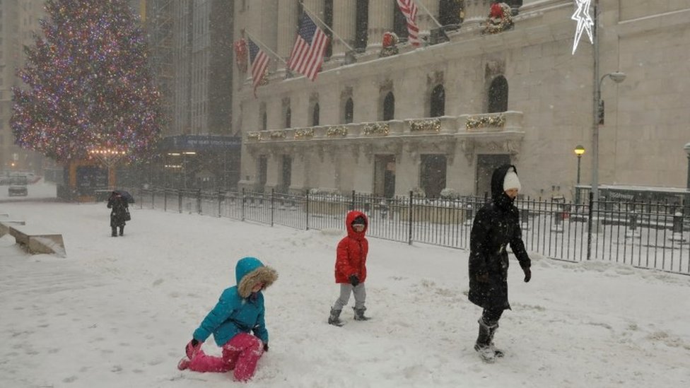 Niños juegan en la nieve en Nueva York