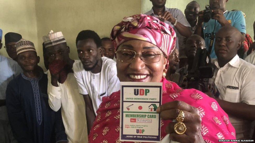 Mushuklarning yaqindan erotik fotosuratlari