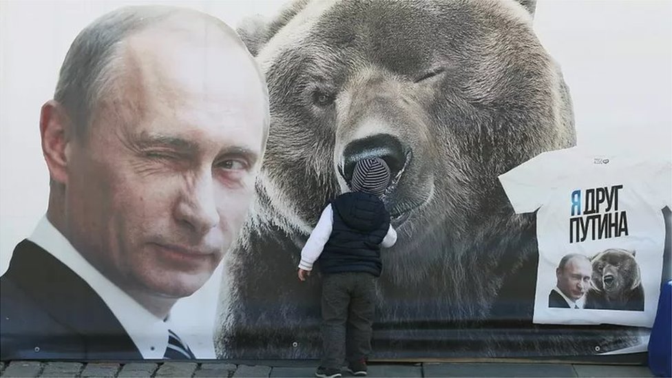 Qora tanli odamga analingus beradi