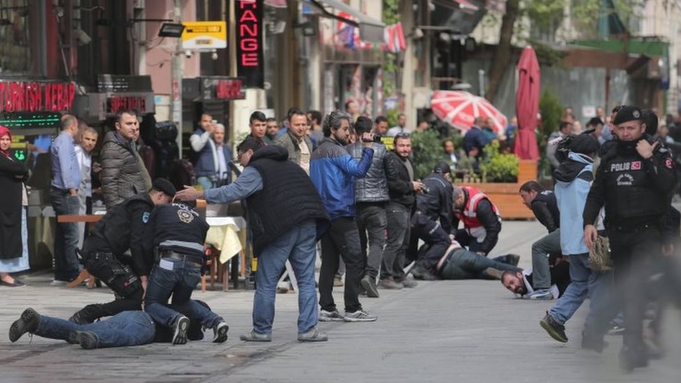 عناصر من الشرطة يمنعون المتظاهرين من الاحتجاج في ميدان تقسيم