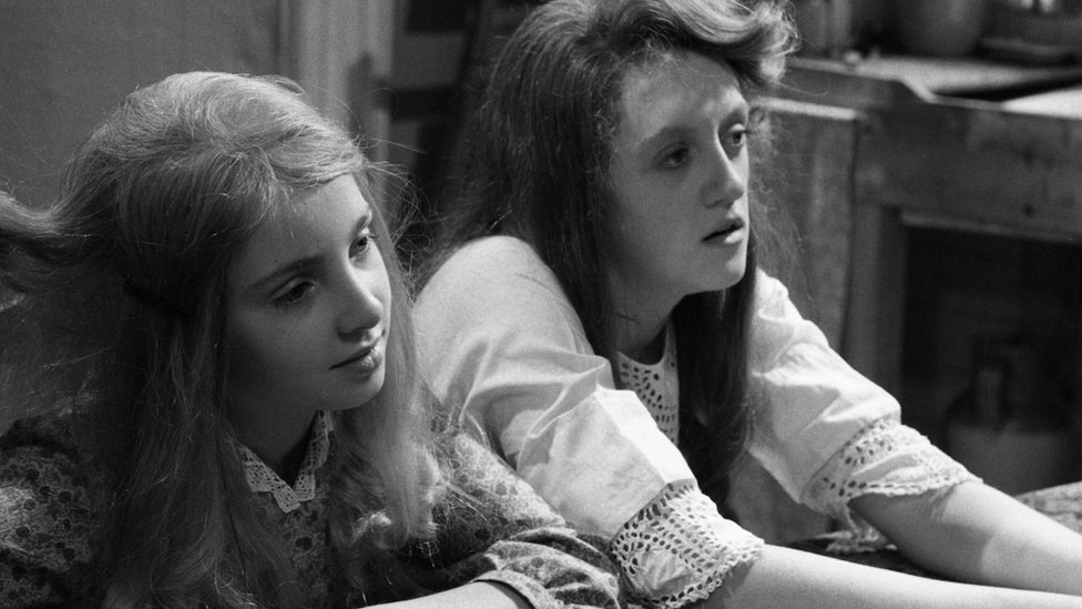 Sarah Wright interpreta a Frances Griffiths y Linda Searle a Elsie Wright, en un programa de la BBC llamado 