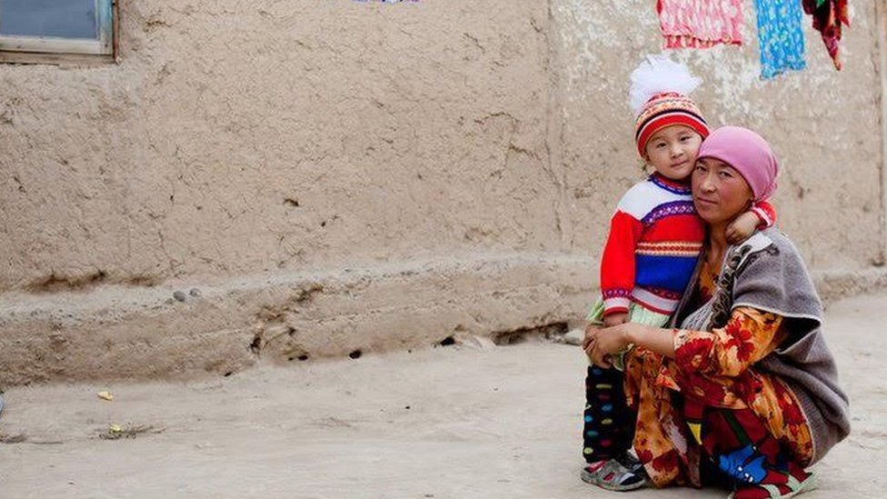 Сүйкімді қыз сиськилерін көрсетті