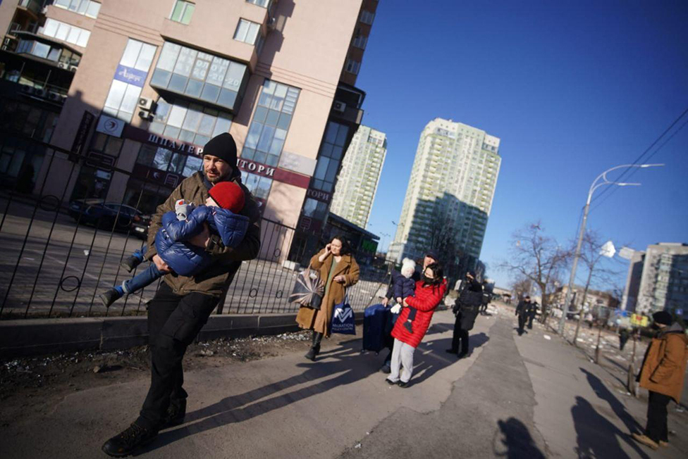 Ciudadanos son evacuados tras el ataque a un edificio residencial en Kiev