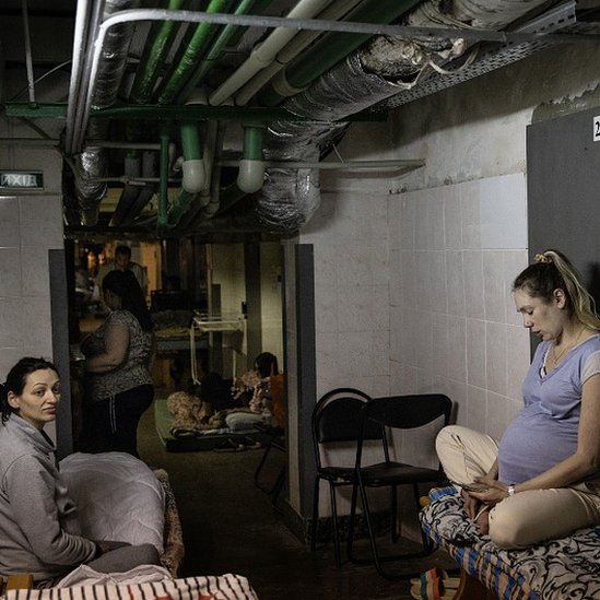 Mujeres en el sótano de un hospital en Ucrania