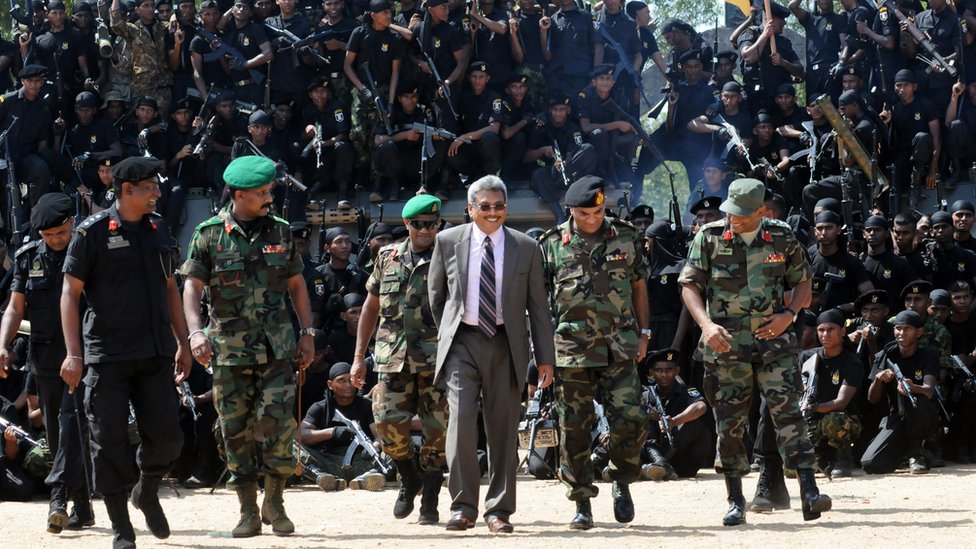 Бывший министр обороны Шри-Ланки Готабхая Раджапакса (с) на фото в 2010 году