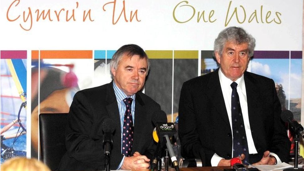 Заместитель первого министра Иуан Вин Джонс (слева) и первый министр Родри Морган на валлийской ассамблее 100 дней брифинга коалиционного правительства в Senedd