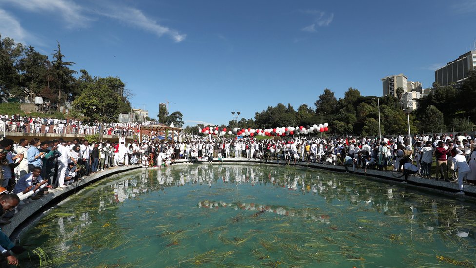 Люди окропляют свои тела водой во время празднования Иррича, церемонии благодарения оромо в Аддис-Абебе
