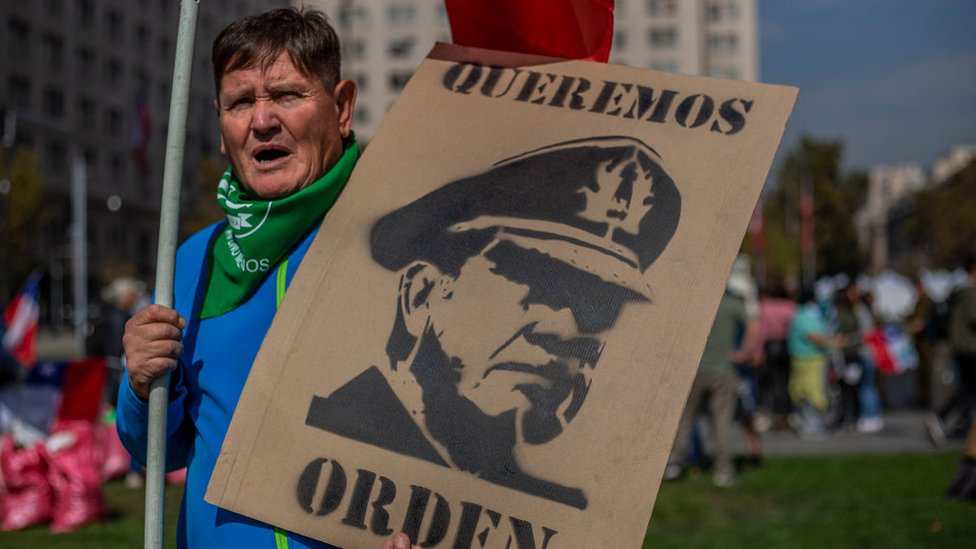 Un seguidor de Pinochet se manifiesta reclamando &quot;orden&quot; en el país.