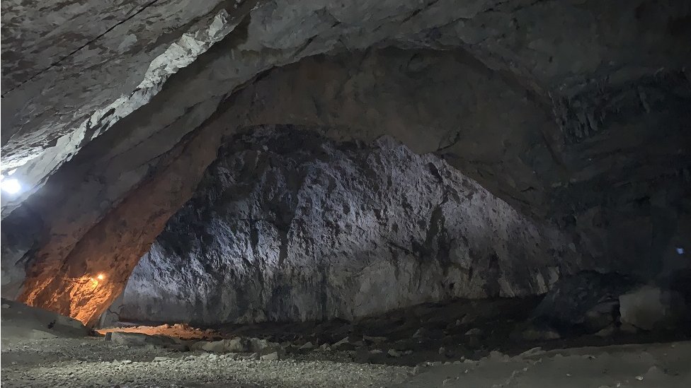 Devojačka pećina jedna je od turističkih atrakcija Kladnja. Unutrašnjost joj je vrlo prostrana