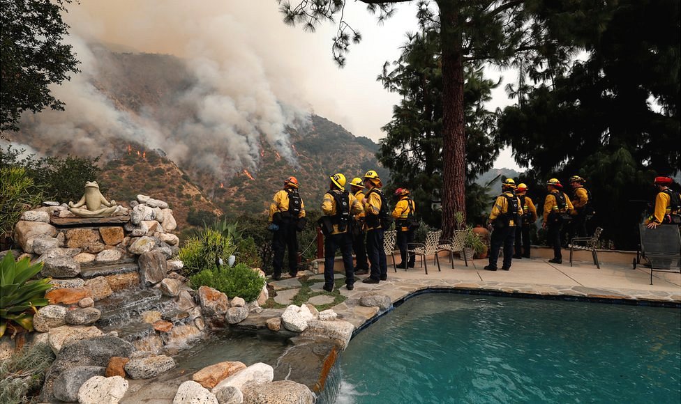 Bombeiros em um incêndio no interior da Califórnia em 2020