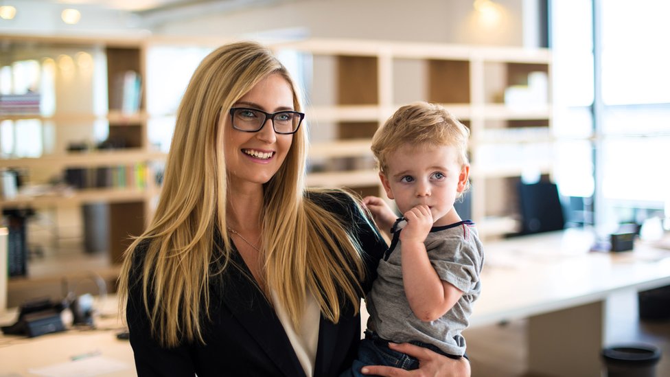 Женщина с ребенком в офисе