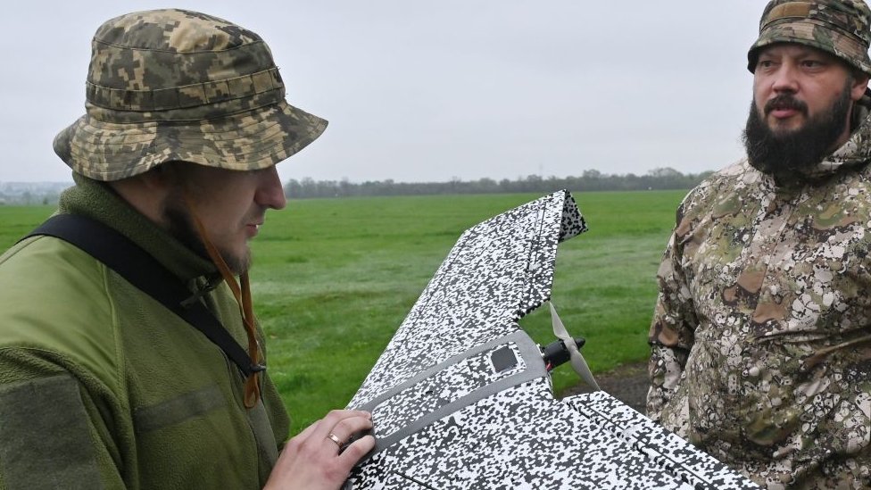 Soldados ucranianos inspeccionan el dron Sirko, el 30 de abril.