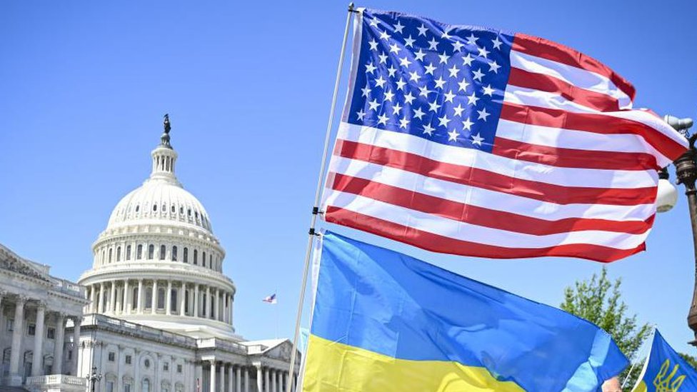 Zgrada američkog kongresa u Vašingtonu sa zastavom SAD i Ukrajine
