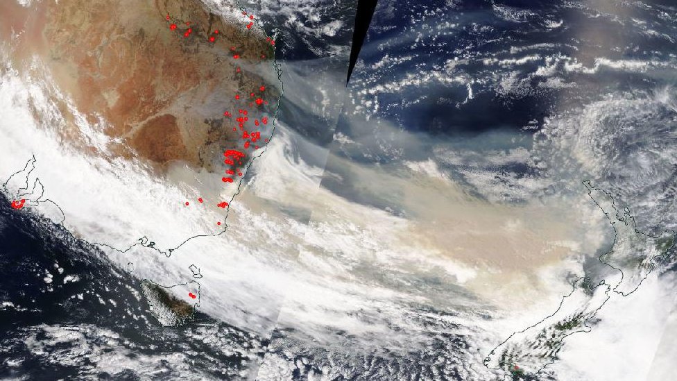 5 Ocak'ta alınan bu uydu görüntüsünde yangın dumanları Yeni Zelanda üzerinde görülüyor.