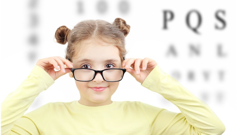 Девушка в очках перед буквами