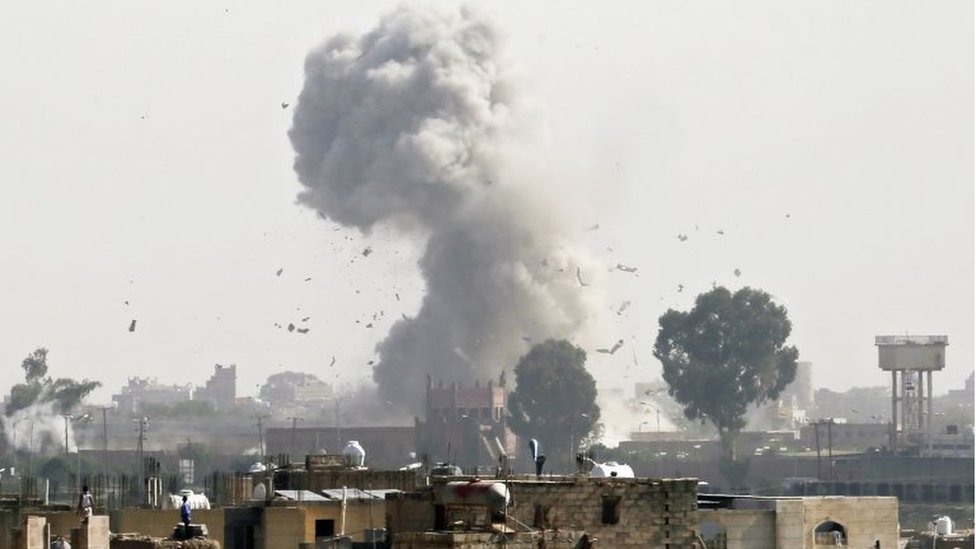 Дым поднимается над Саной после авиаудара саудовской коалиции (фото из архива)