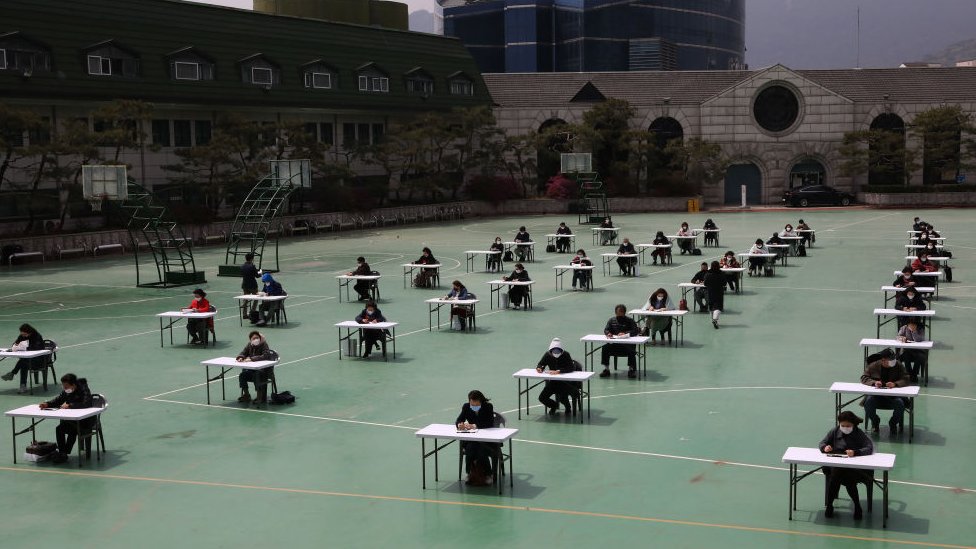 Южнокорейские студенты сдают экзамены в связи с пандемией коронавируса