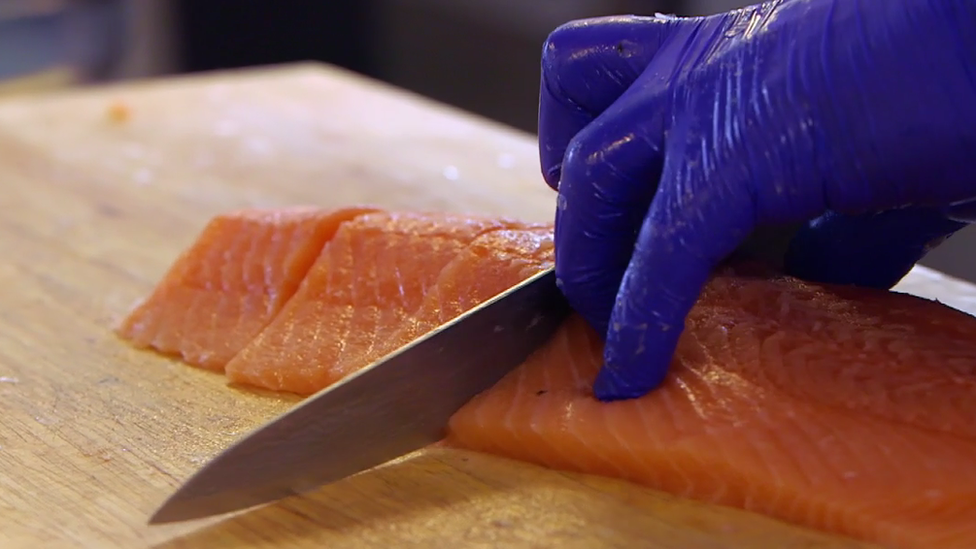 Выращенный лосось стал одним из крупнейших в Великобритании продуктов питания