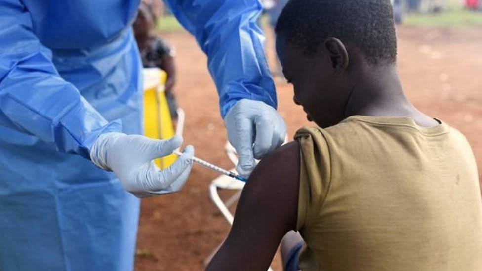الفرق الطبية تعطي التطعيمات للسكان للمساعدة في منع انتشار المرض