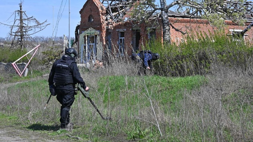 Ucranianos llevan a cabo una operación de desminado en la aldea de Grakove (o "Hrakove"), región de Kharkiv el 18 de abril de 2023.