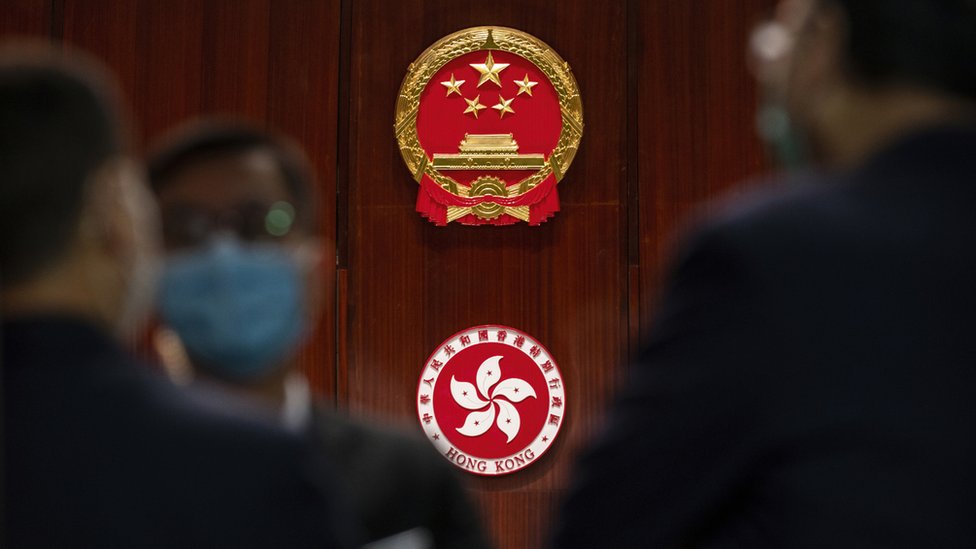 中國香港特區立法會議事廳內的中國國徽與香港區徽（資料圖片）