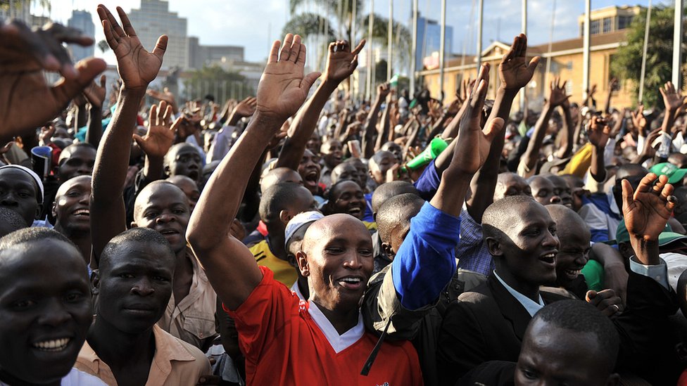 Los kenianos celebran la adopción de la nueva constitución en 2010