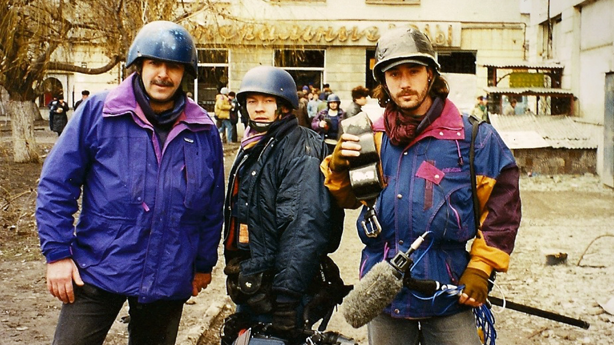 Los periodistas Jeremy Bowen (izquierda), Scott Hillier y Steve Lidgerwood informando desde Grozni en enero de 1995