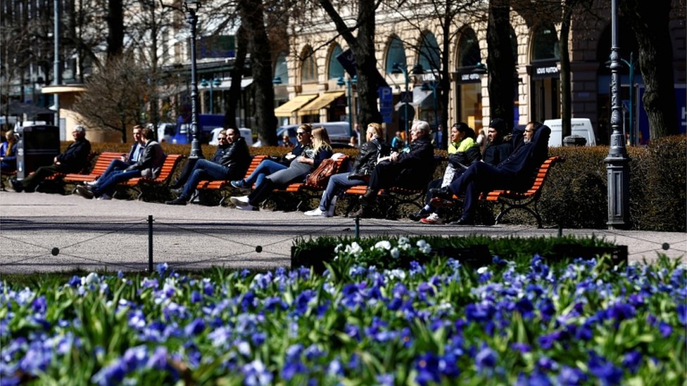 Люди наслаждаются солнечным днем ??на Эспланаде в Хельсинки, Финляндия, в мае 2017 года