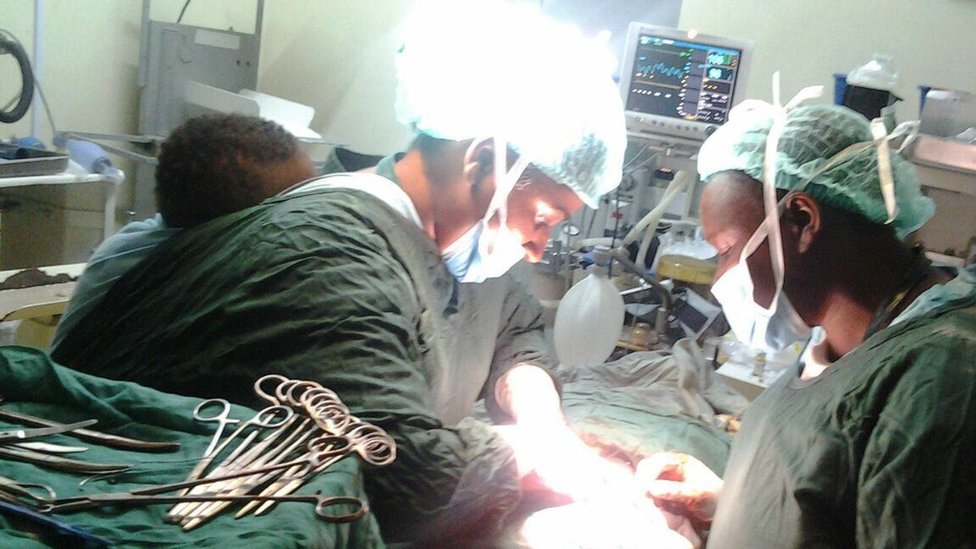 Хирурги обслуживают пациента в операционной