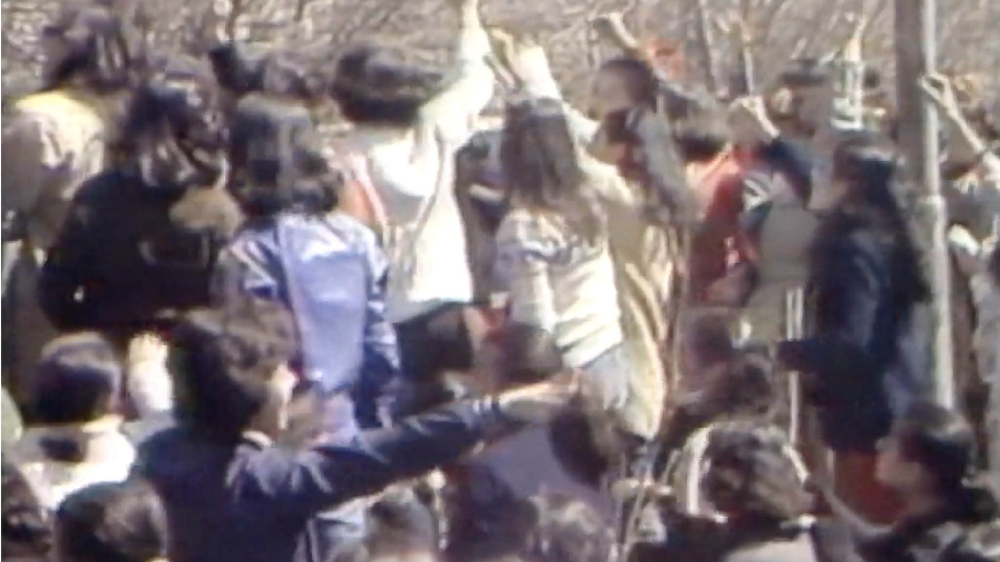 Massa berkumpul di Teheran pada 8 Maret 1979