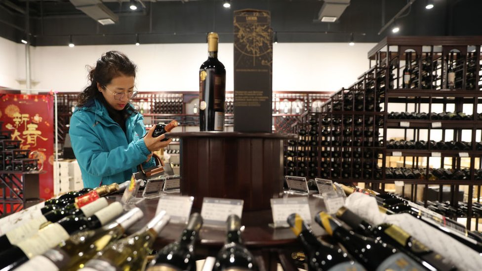 Женщина в винном магазине в Китае