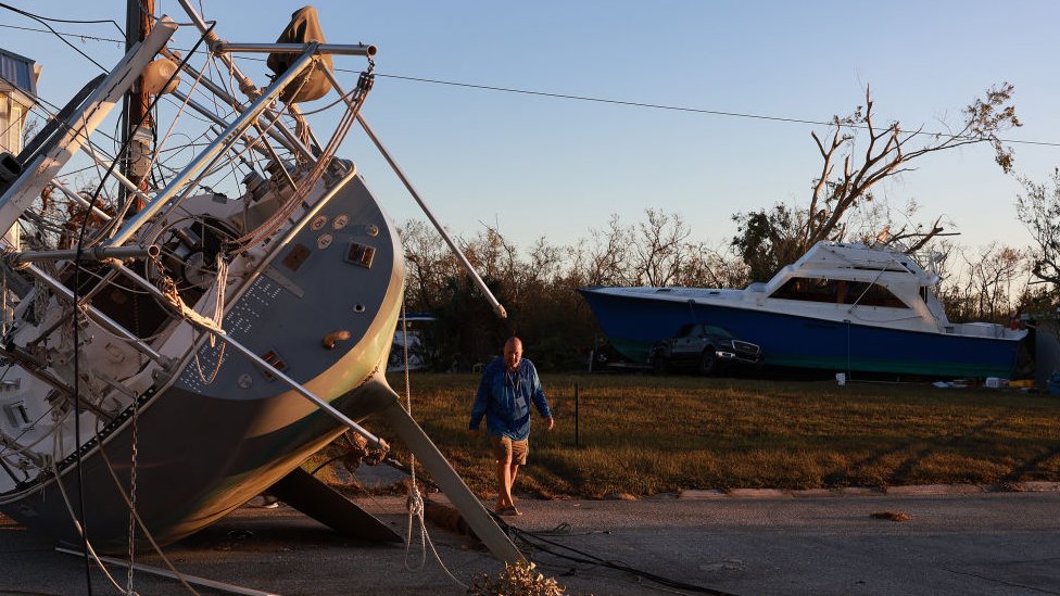 Un bote en la carretera luego del huracán Ian en Florida