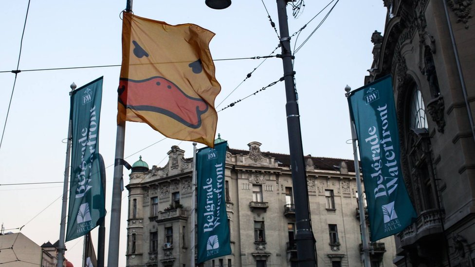 Zastave žute patke sa zastavama Beograda na vodi