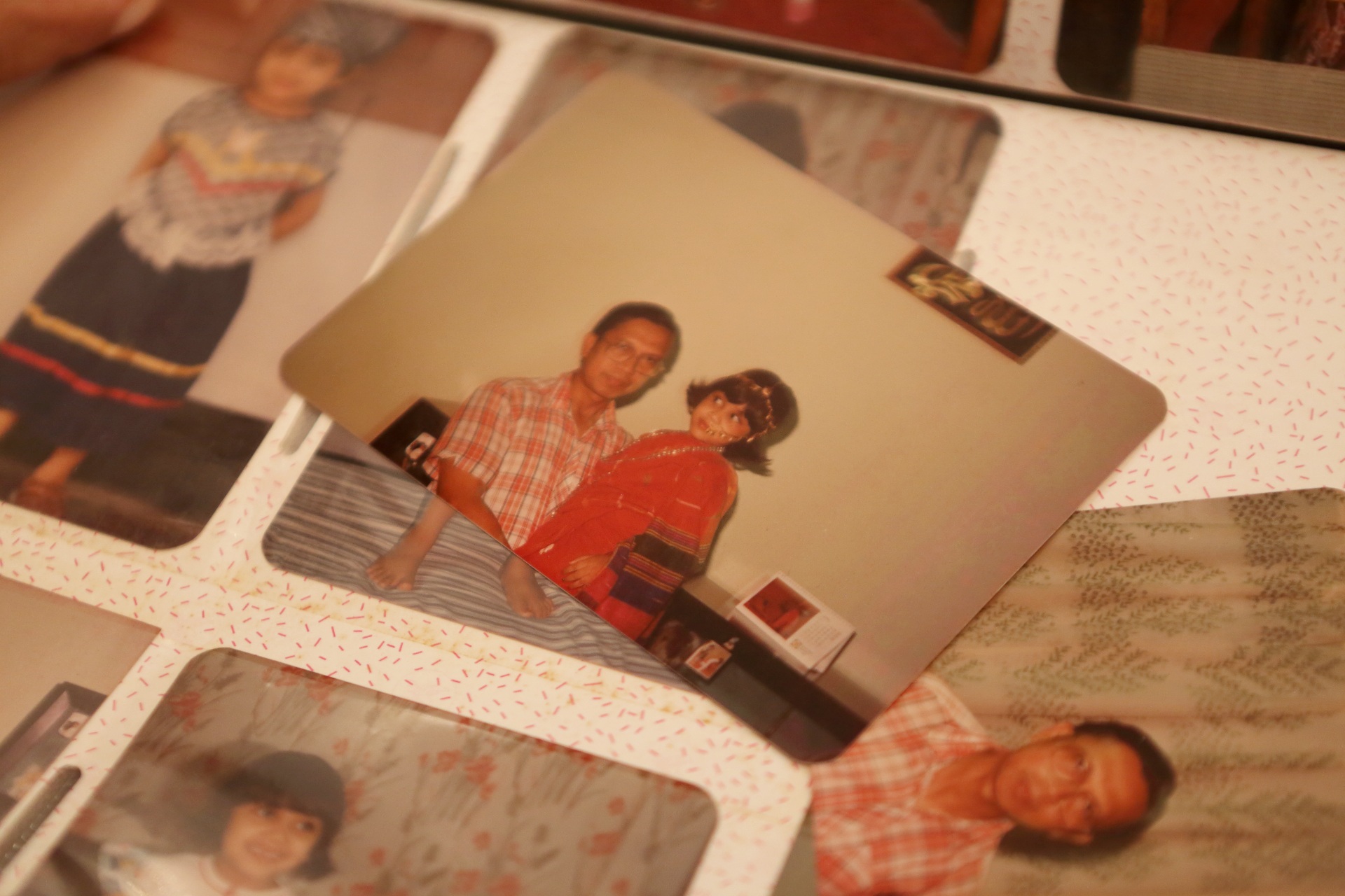 Fotografías de Shagufta y su padre en el álbum familiar.
