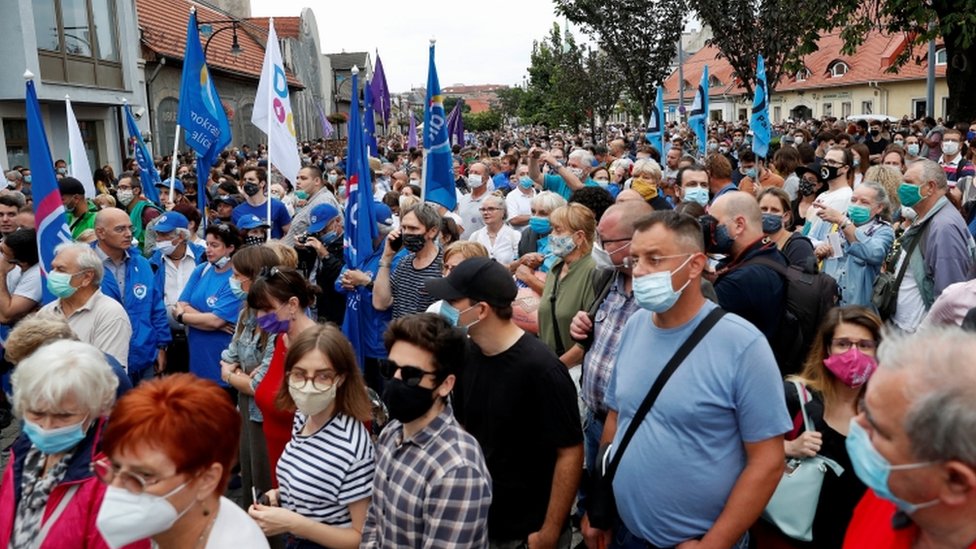 Люди принимают участие в акции протеста за свободу СМИ после увольнения главного редактора Index в Будапеште, Венгрия, 24 июля 2020 г.