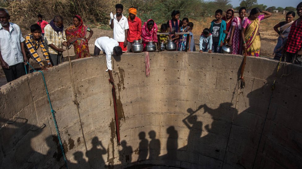 Жители деревни Нанди в штате Махараштра наполняют воду из колодца с низким уровнем воды в марте 2019 года