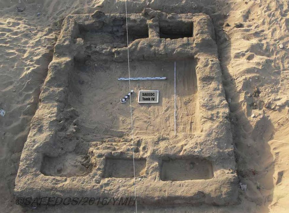 На снимке показана могила в городе, раскопанном на юге Египта, возраст которого, по описанию, составляет более 5000 лет.