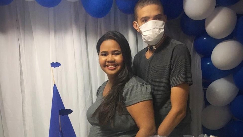 Samuel y su esposa Karla posan juntos y ella está embarazada