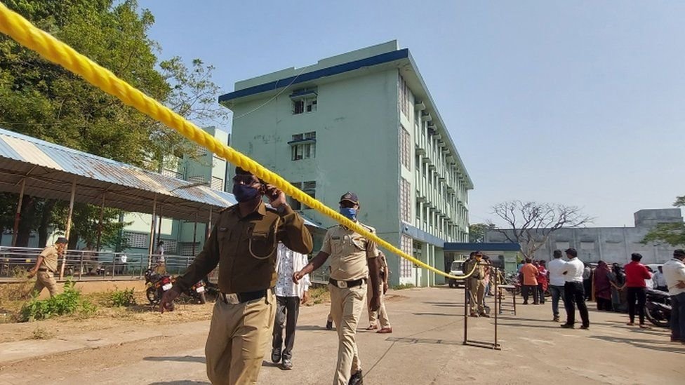 الشرطة امام مستشفى بالهند