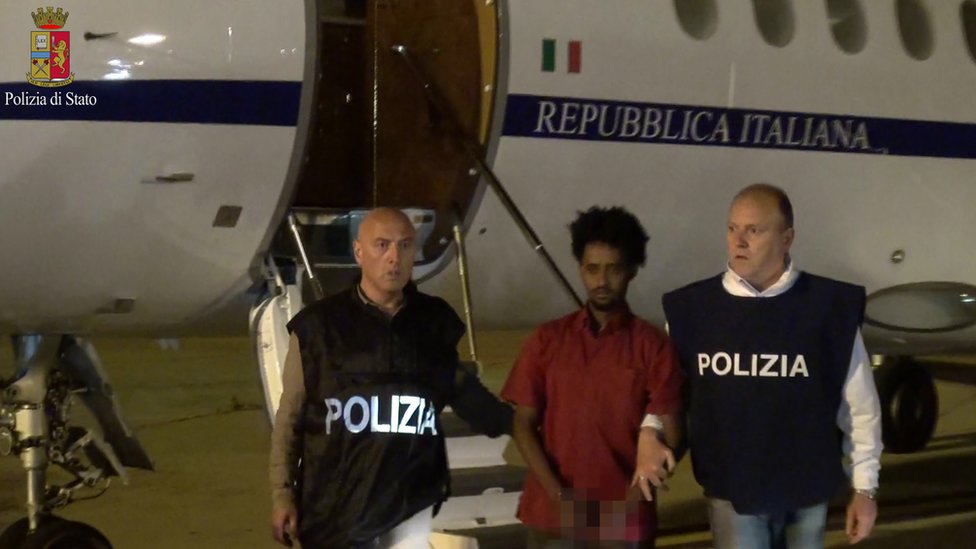 На фотографии, сделанной полицией, запечатлен подозреваемый в незаконном ввозе людей на итальянскую землю (8 июня)