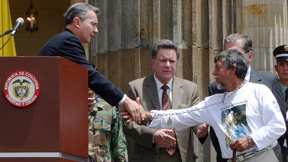 Alvaro Uribe y Gustavo Moncayo