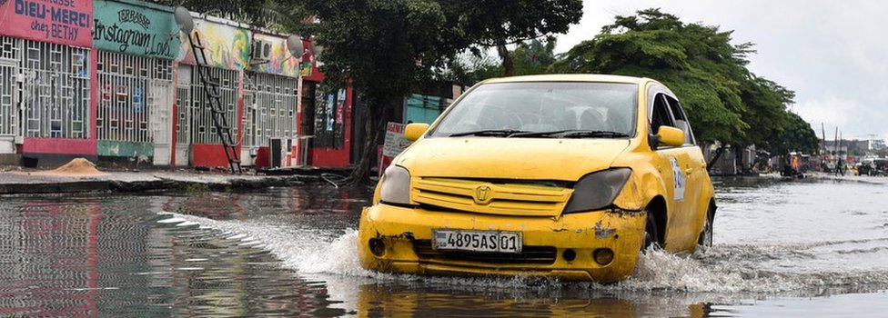 Автомобиль едет по воде