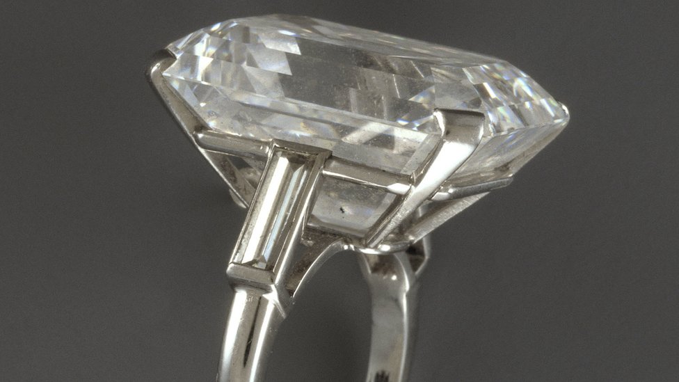 Cartier diamond ring - BBC News