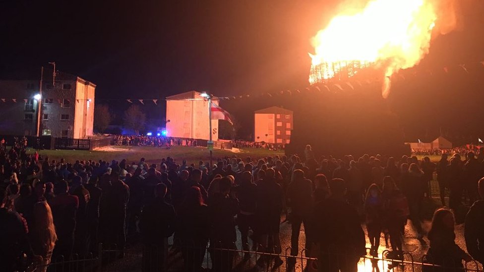 Большая толпа людей наблюдала, как в среду вечером зажгли костер в Драмилли-Грин